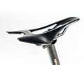 It looks uncomfortable, but it isn't: the carbon saddle in combination with the carbon seat post ensures first-class comfort. The components are also lightweight.