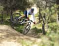 Tom Pidcock stellt das neue Pinarello Dogma XC quer.