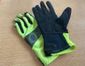 Der knallgelbe Winterhandschuh von Pearl Izumi fällt auf.