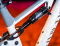 The shock is elegantly positioned under the top tube and reacts sensitively to road bumps.