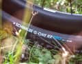 Schwalbe steckt seinen Claim im Gravel-Revier frühzeitig ab und kündigt jetzt bereits zwei 32-Zoll-Reifen für das Frühjahr 2027 an.