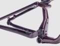 The carbon frame utilises the Split Pivot suspension with adjustable suspension travel between 100 and 120 mm at the rear.