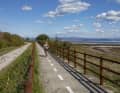 Der Alpe-Adria-Radweg entlang der Küste von Grado nach Punta Sdobba, Grado, ist auch mit Kindern gut zu befahren.