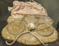 Une bicyclette - brodée de fils d'or sur du velours - orne cette pochette de bal, réalisée vers 1900.