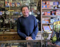 Ivan Sojc, passionné de vélo et directeur du musée, dans le magasin de vélos historique du musée, qui dégage un charme unique. Les étagères sont remplies jusqu'au plafond d'accessoires de vélo comme des selles, des manteaux, des chambres à air, des valves, des lampes et des sonnettes.