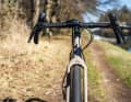 Partially integrated cable routing is a good compromise: the gear cables and rear brake line disappear into the cable housing at the head tube.