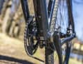The chain has to climb: the jump from the 30 to the 46 mm chainring requires some feeling on the shift lever.