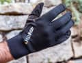 Des doigts bien au chaud, même par des températures glaciales ? Nous avons testé neuf gants de vélo pour les jours d'hiver vraiment froids. Parmi eux, le Nokken de 45Nrth.