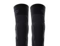 An extended pad covers the shin head. Ventilation holes ensure the right climate.