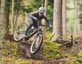 Typisch für Enduro, Freeride und Downhill: breite Lenker mit viel Rise für maximale Kontrolle und direktes Handling. Spezielle High-Rise-Lenker werden gerne von Bikern mit Spieltrieb genutzt.