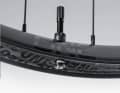 Für den Tubeless-Aufbau legt OneUp ebenfalls vor: Die Laufräder kommen ab Werk mit 3M-Felgenband und OneUp Fillmore-Ventilen für größeren Luftdurchfluss.
