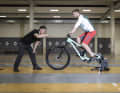 Mountain bikers benefit from perfectly adjusted equipment and well-trained movements. This is especially true for bikers with osteoarthritis of the knee.