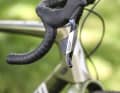Les manettes SRAM Apex AXS communiquent par radio avec le dérailleur arrière SRAM S-1000 Eagle AXS.