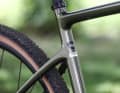 There’s still a bit of room left: the rear triangle and fork can accommodate tyres up to 50 mm wide.