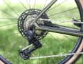 Quand le VTT rencontre le vélo de gravel : la configuration « mullet » associe des manettes de vitesses et de freins de vélo de gravel à des composants de transmission de VTT. La cassette à 12 vitesses, avec une gamme de pignons allant de 10 à 52, offre une large plage de vitesses.