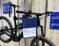 Samt Auftrag kommt das Rad dann in die Werkstatt. Normalerweise verabschieden sich hier Bike und Besitzer/in. Ich durfte zusehen.