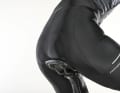 The seat pad of the Dynamics trousers is sewn too far back. The sit bones are therefore not on top of the padded area, but in front of it.