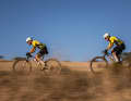 Er kann auch Marathon: Nino Schurter mit Teamkollegen Filippo Colombo im Führungstrikot des Cape Epic.