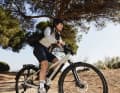 63 mm of suspension travel is enough so that even light terrain can be mastered comfortably.