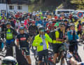 Startaufstellung fast schon wie beim Marathon. Um Punkt 8:30 Uhr wird in allen vier Dolomitentälern rund um das Sellamassiv losgekurbelt.