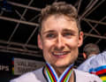 Joris Ryf darf sich Weltmeister einer ausgestorbenen Sportart stellen: E-XC-Racing. Nun begleitet er das Specialized Factory Racing Team auf der Jagd nach der Cross Country Korne.