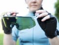 Les lunettes Shimano Equinox possèdent un demi-cadre et un design sportif. Avec ses 25,2 grammes, cette paire de lunettes de milieu de gamme reste très légère.