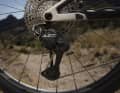 Die Shimano XTR Di2 M9200 kommt mit abgerundeten Formen, um von Hindernissen auf dem Trail abzugleiten.
