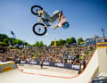 Die BMXer flairen in der Halfpipe.