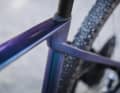 Sur les modèles en carbone, le serrage de la tige de selle est intégré dans le nœud de siège caractéristique. Sur les versions en aluminium, un collier de serrage rond est utilisé.
