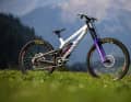 In addition to Troy's outfit, his bike was also spruced up for the anniversary. With a special paint job and customised parts from Rockshox, Crankbrothers and so on.
