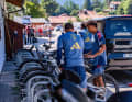 Les stars du Bayern préparent leurs vélos pour le trajet entre l'hôtel et le terrain d'entraînement à Rottach-Egern, au bord du lac de Tegernsee.