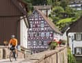 Im pittoresken Alpirsbach führt eine steinerne Brücke über das Flüsschen Kinzig, das dem gesamten Tal seinen Namen gibt.