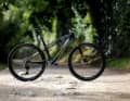 Das Pinarello Dogma XCT setzt auf ein Fox-Fahrwerk und einen Shimano-Antrieb.