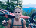 Deuter Trans Alpine im Einsatz. Der Pack ist dafür ausgelegt, sein Bike angenehmer zu tragen. Man verzeihe mir das topless-Foto, doch beim Uphill wird's einem heiß!