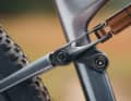 Das Canyon Lux Trail erbt viele Details vom Cross-County-Bruder. Darunter einen Flex-Pivot-Hinterbau und geschmiedete Alu-Umlenkwippen.