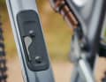 Im Unterrohr des Canyon Lux Trail CF ist ein Staufach integriert. Darin befindet sich eine Werkzeugtasche und ein Multitool.