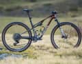 Canyon bietet das Lux World Cup CFR Ltd ab sofort mit Rockshox Flight Attendant Fahrwerk und Team-Replika-Lackierung an.