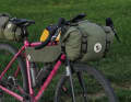 La sacoche de guidon repose sur un porte-bagages avant