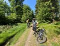 Warten vor meiner ersten Amateur-Stage, Stage 2. Eine Wurzelabfahrt. Nach der Regennacht tückisch glatt. Und ich halte voll rein, mit 1,6 und 1,7 Bar in den Reifen. Ich Anfänger!