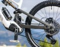 Auch der Hinterbau des Canyon Spectral:ON CF9 ist aus Carbon. Das soll das Gewicht des Bikes besonders niedrig halten. Ab 20,8 Kilo gibt Canyon an.