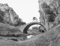 David Cachon springt über die Steinbrücke im kleinsten Dorf der Welt: Illán de Vacas. Hier leben nur noch drei Menschen.