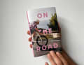 Berühmter Titel! Bei "On the Road" denkt man sofort an den Klassiker von Jack Kerouac.