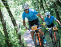 Zwei Fahrer, ein Team: Bei der BIKE Transalp wird traditionell als Duo gefahren. Inzwischen gibt es aber auch Solo-Klassen. Hier kämpfen die Costa Ricaner Jonathan Carballo Ramirez und Dax Jaikel Arce, der mit Unterschenkel-Prothese fährt, um die blauen Führungstrikots der Masters-Wertung