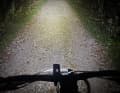 400 Lumen in der stärksten Einstellung mit 2 Std. Leuchtdauer. Ideal für den Allround-Einsatz. Für Singletrack-Fahrten könnte es etwas heller sein, muss aber nicht.