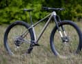 32-inch bikes are increasingly evolving from a trade fair phenomenon into a genuine trend. Revel is also entering the fray among 32-inch manufacturers and, with the Revel El Jefe Grande, is showcasing an exclusive titanium hardtail featuring large wheels.