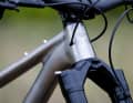 The combination of a long fork and an extremely short head tube can lead to a loss of stiffness. Revel has overcome this problem for the first time on the El Jefe Grande with a 3D-printed titanium head tube.