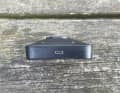 Etonnant : un ancien micro-USB est intégré au fond de l'appareil.