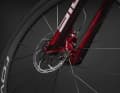 Red brake calipers provide a striking contrast to the black components. The colour red has always been associated with racing at Specialized – here, it makes a particularly bold statement.