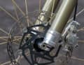 Die Carbon Ti Bremsscheiben sollen dank Carbon-Spider Hitze besonders effizient ableiten können. Verzögert wird mit einer Trickstuff Piccola Bremse.