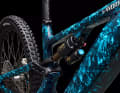Exclusivity down to the smallest (carbon) fibre: "Astral Blue" finish, Fox Genie Float X Factory shock and Fox Podium upside-down fork at the front.